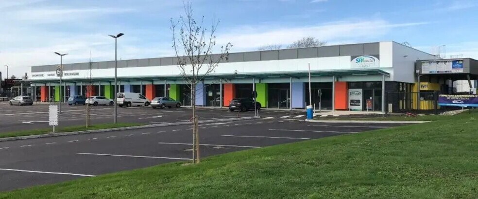 Retail in Pont-Sainte-Marie for lease - Building Photo - Image 1 of 5