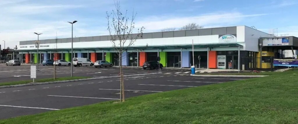 Retail in Pont-Sainte-Marie for lease Building Photo- Image 1 of 6