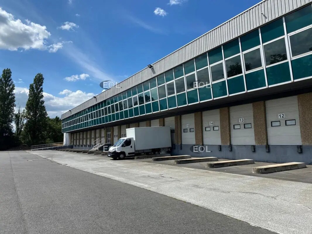 Industrial in Saint-Witz for lease Building Photo- Image 1 of 6