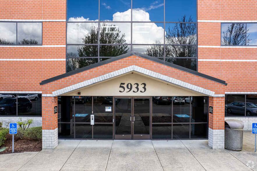 5933 NE Win Sivers Dr, Portland, OR for lease - Building Photo - Image 3 of 5