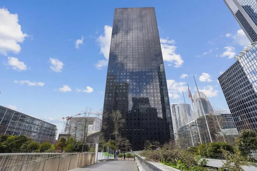 Office in Courbevoie for lease - Building Photo - Image 3 of 12