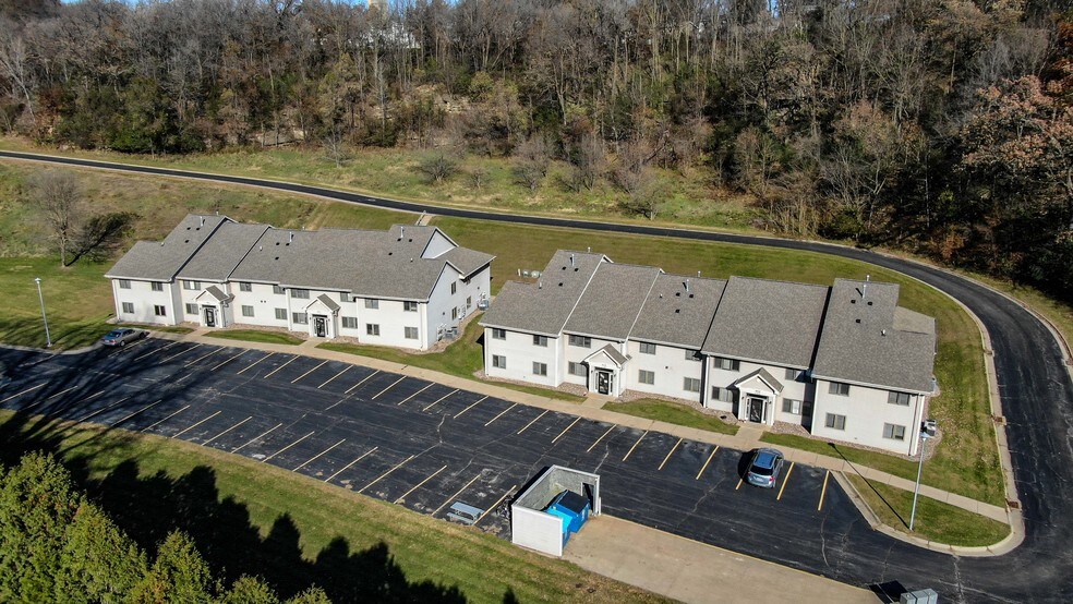 1955 Pulpit Rock Ln, Dubuque, IA for sale - Primary Photo - Image 1 of 1