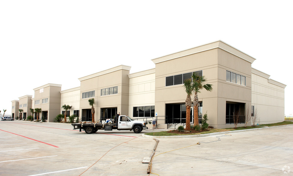 5821 W Sam Houston Pky N, Houston, TX for lease - Building Photo - Image 3 of 28