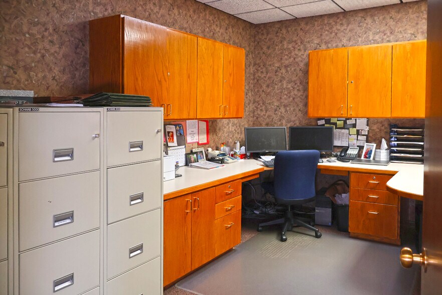 1350 E Lake Lansing Rd, East Lansing, MI for lease - Building Photo - Image 3 of 9