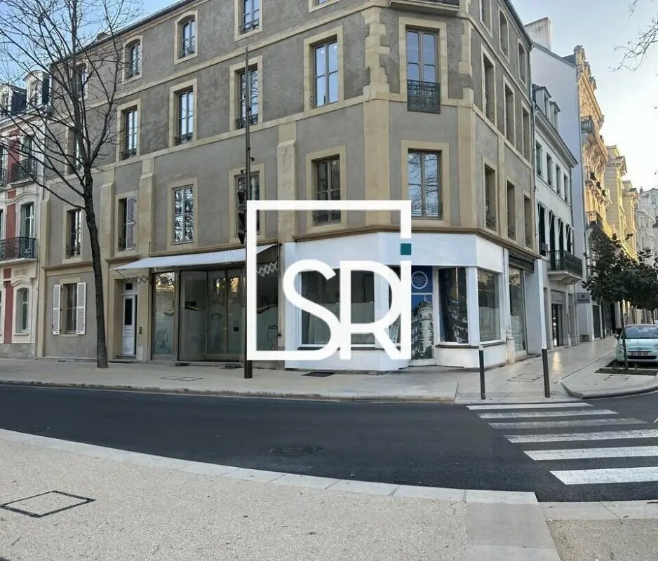 Retail in Vichy for lease Building Photo- Image 1 of 11