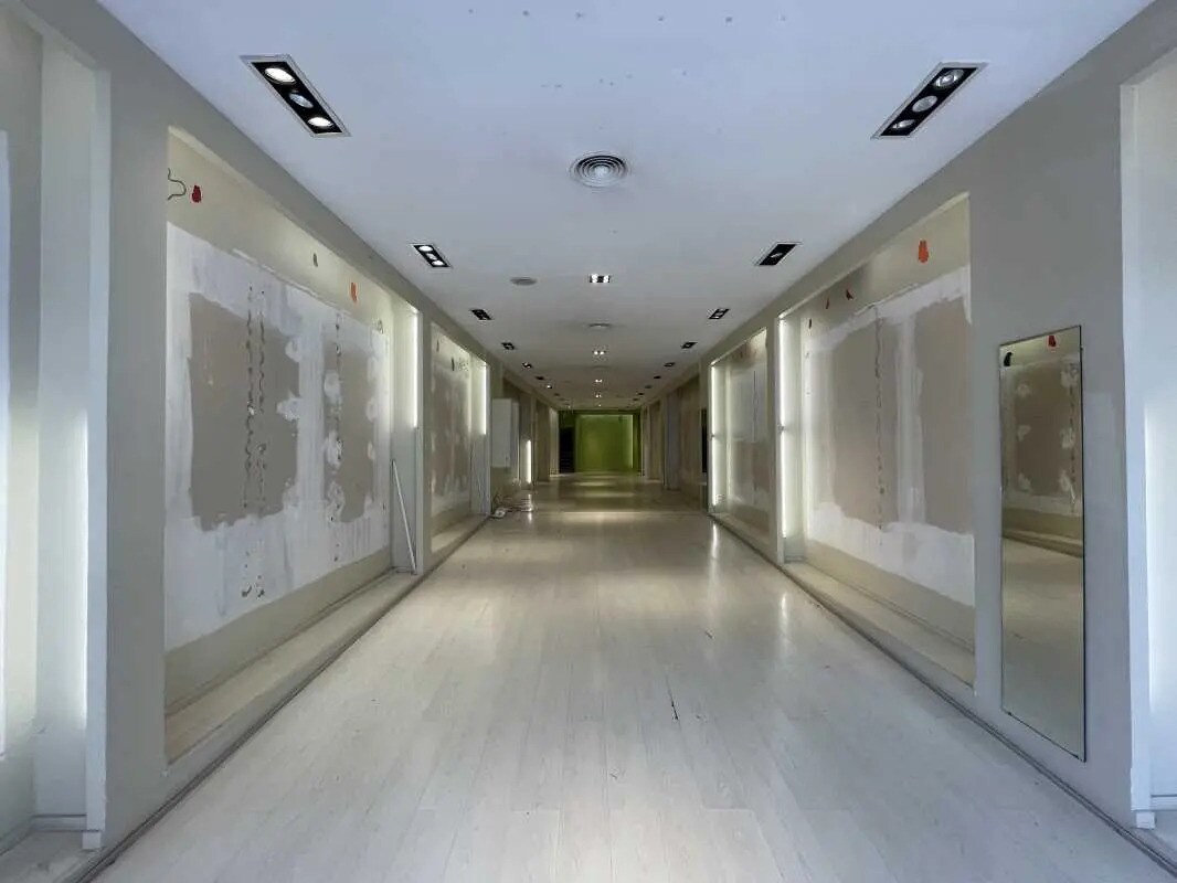 Retail in Saint-Quentin for lease Building Photo- Image 1 of 2