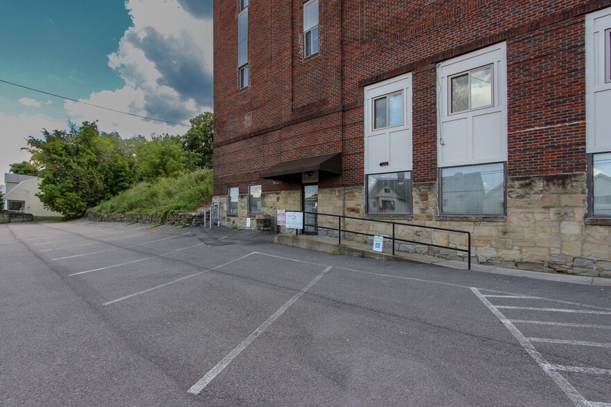 1352 5th Ave, Coraopolis, PA for lease - Building Photo - Image 3 of 12