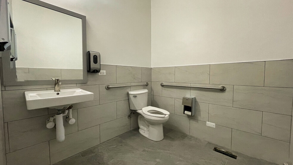 418 Ridge Rd, Wilmette, IL for lease - Building Photo - Image 3 of 8