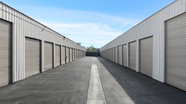 1610 E Edinger Ave, Santa Ana, CA for lease - Building Photo - Image 3 of 6