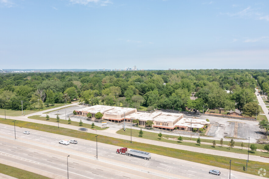 2600 E Skelly Dr, Tulsa, OK for lease - Building Photo - Image 3 of 12