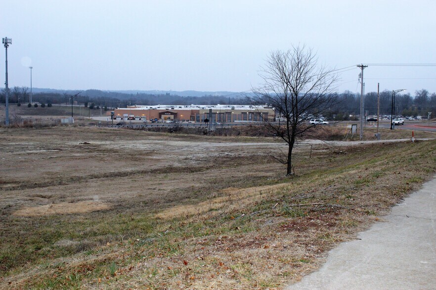 2975 E McCarty St, Jefferson City, MO for sale - Building Photo - Image 2 of 18