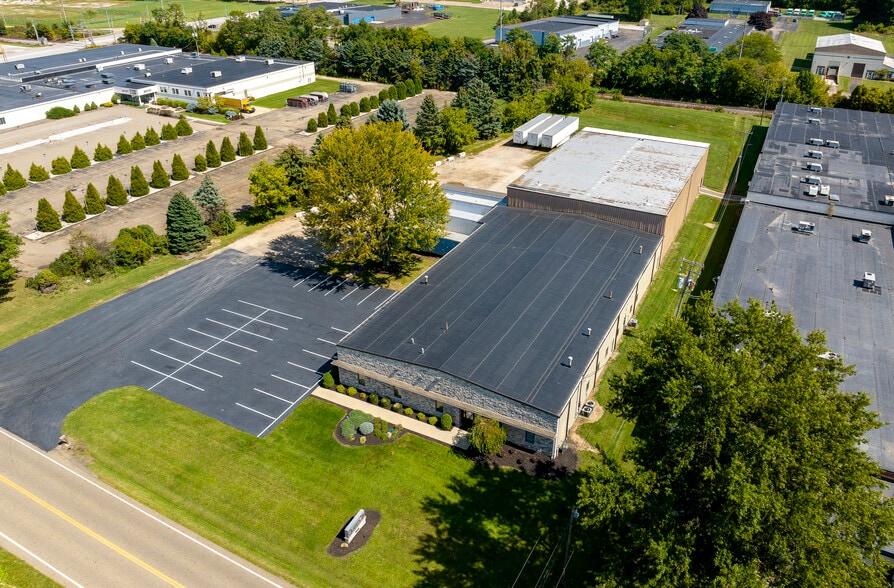 8000 Freedom Ave NW, North Canton, OH for lease - Building Photo - Image 2 of 5