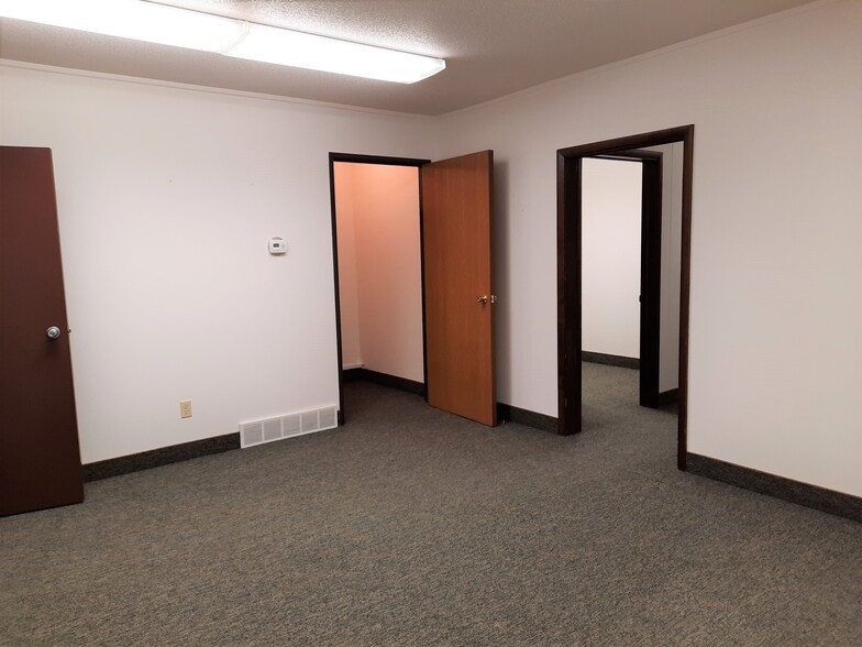 5140 State St, Saginaw, MI for lease - Interior Photo - Image 2 of 17