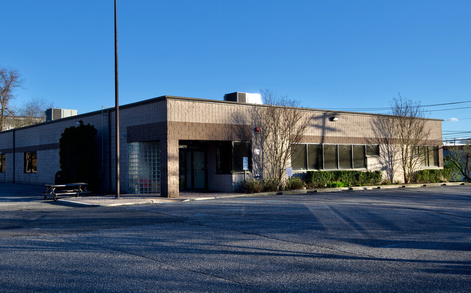 131 E Ames Ct, Plainview, NY for lease - Building Photo - Image 1 of 4