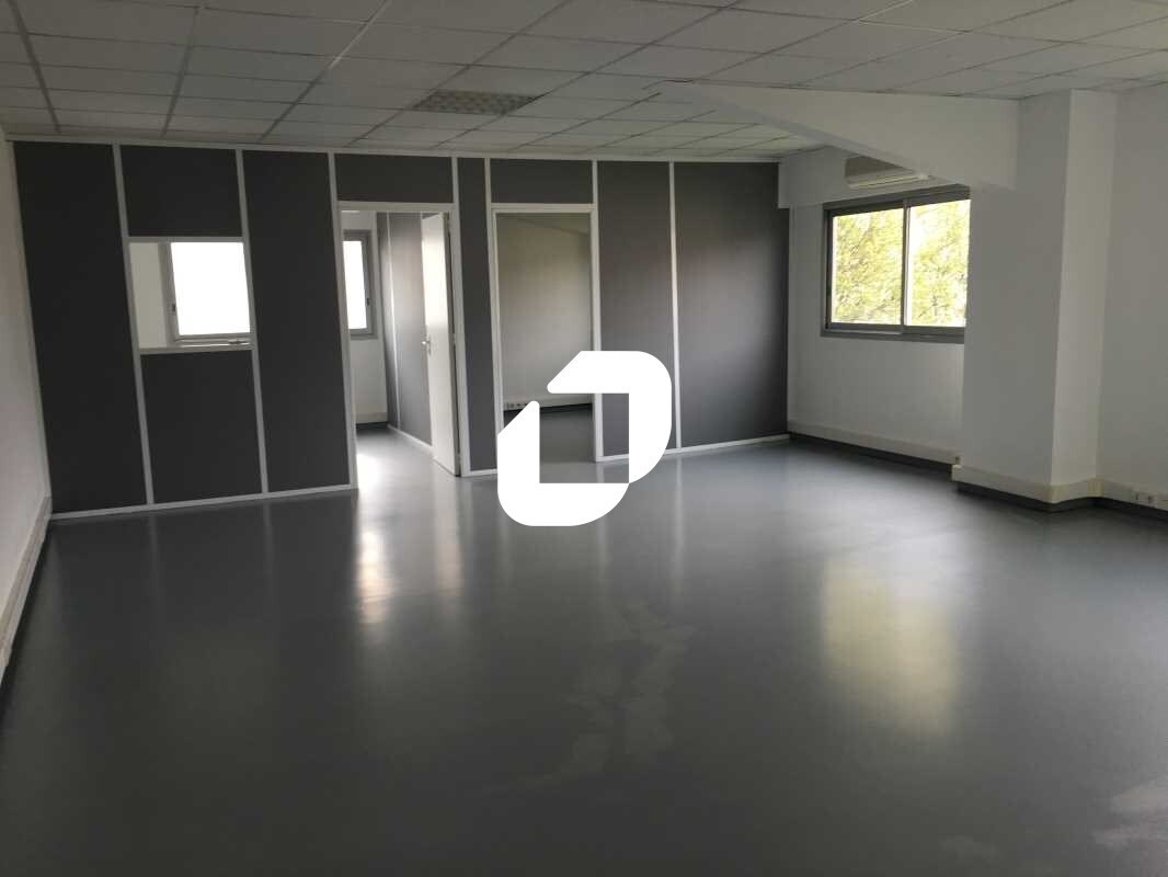 Office in Mérignac for lease Interior Photo- Image 1 of 16