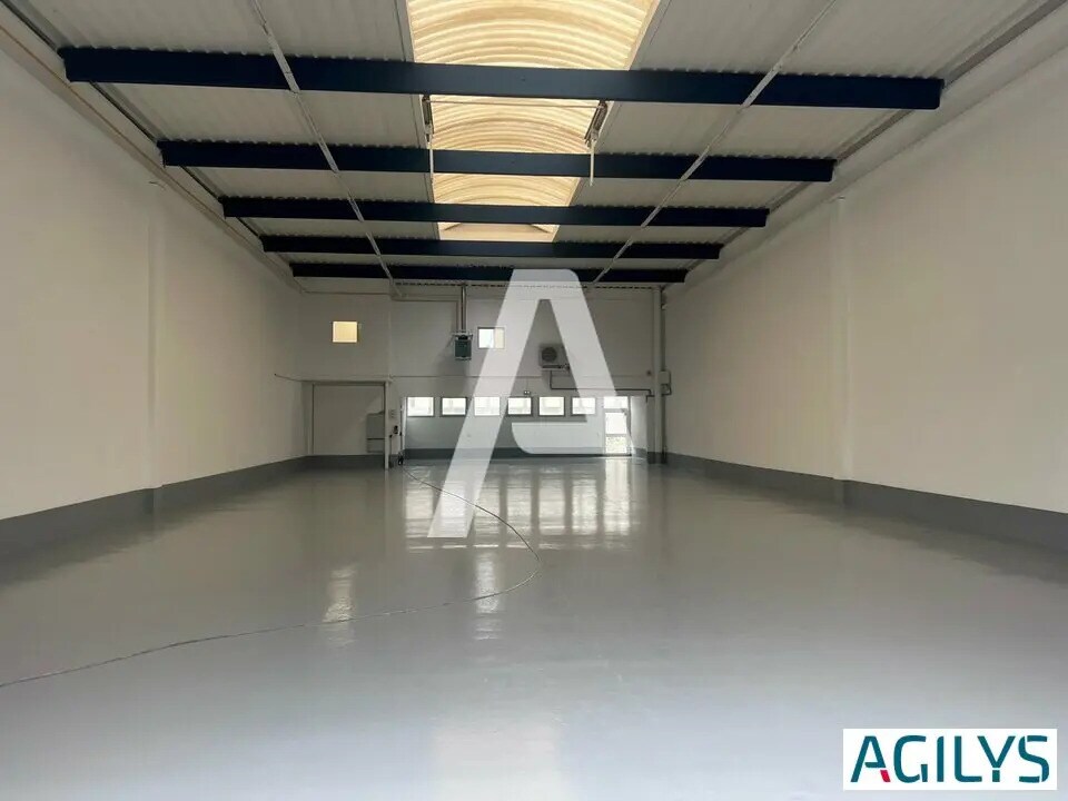 Location Local d'activités 898 m² - Photo 1
