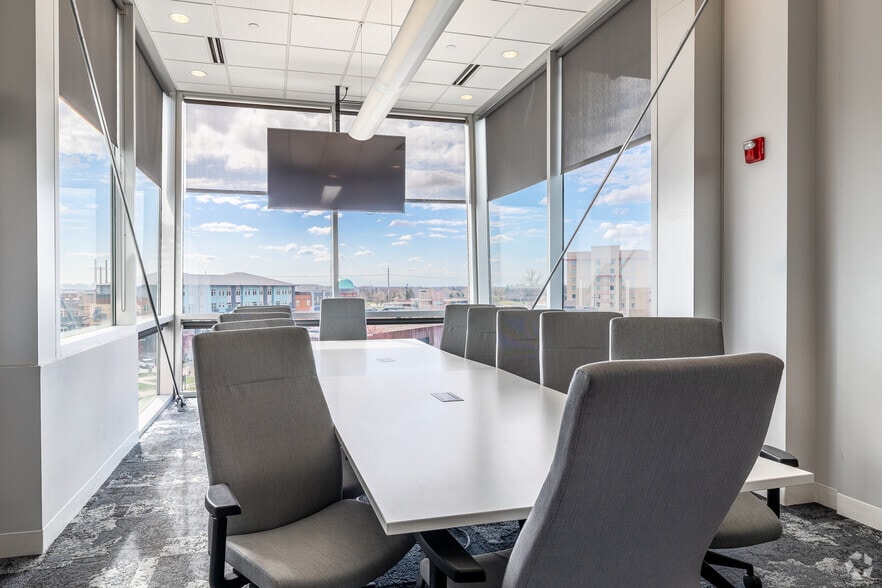 5550 Wild Rose Ln, West Des Moines, IA for lease - Building Photo - Image 1 of 41