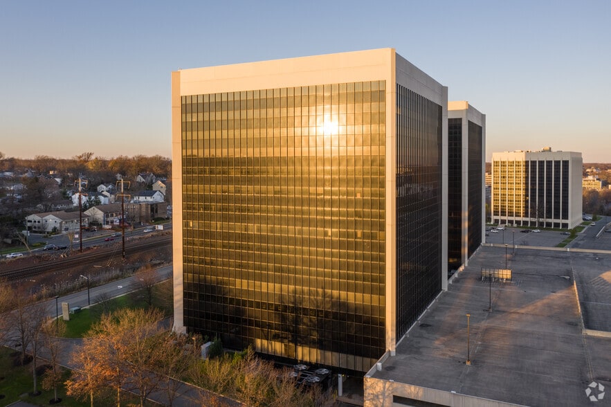 379 Thornall St, Edison, NJ for lease - Building Photo - Image 3 of 9