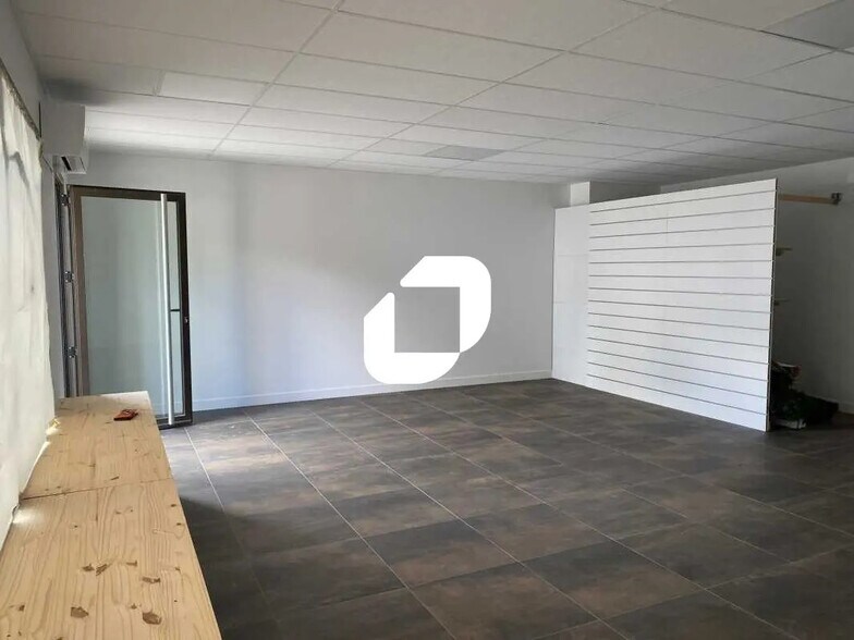 Retail in Léognan for lease - Interior Photo - Image 2 of 10