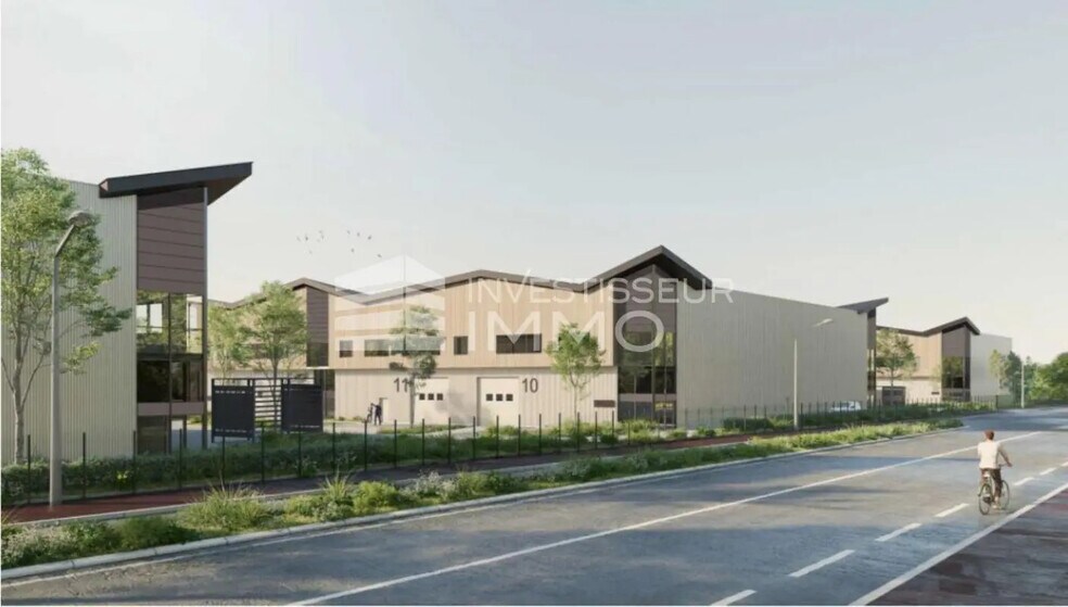 Flex in Osny for lease - Building Photo - Image 2 of 10