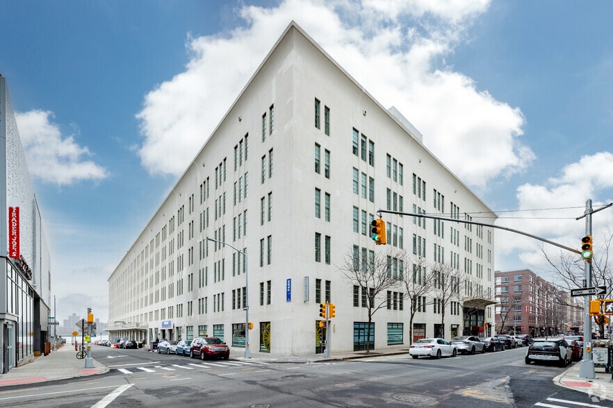 184-198 Kent Ave, Brooklyn, NY for lease - Building Photo - Image 3 of 9