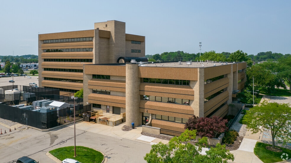 5913 Executive Dr, Lansing, MI for lease - Building Photo - Image 3 of 5