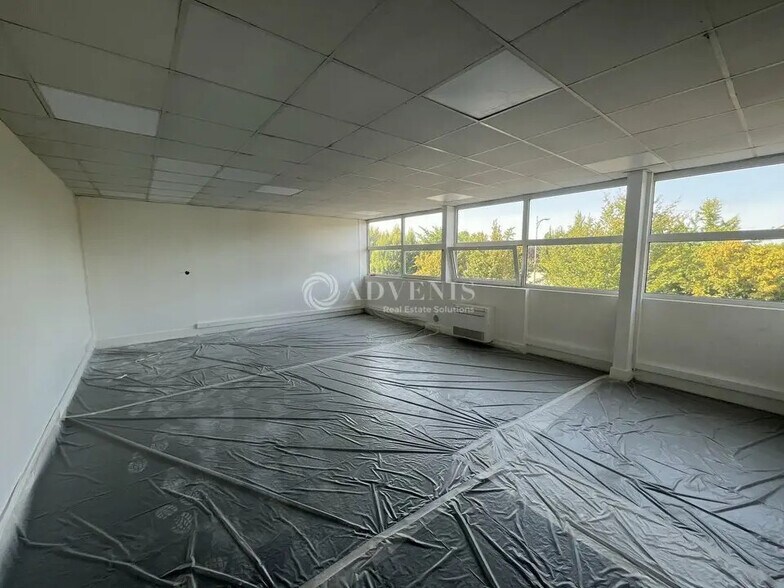 Flex in Bondy for lease - Building Photo - Image 3 of 10