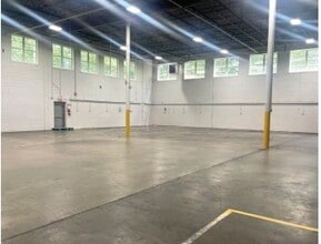 5 Fir Ct, Oakland, NJ for lease Interior Photo- Image 2 of 4