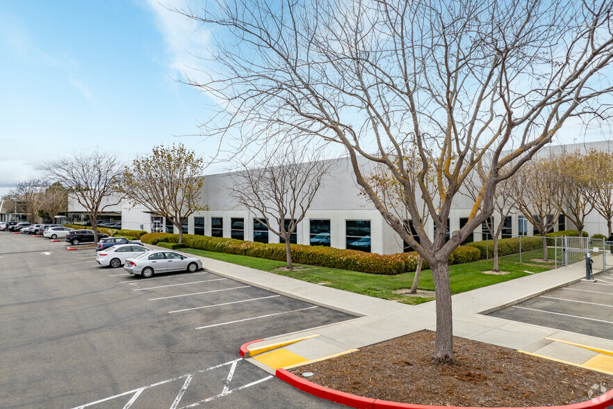 890 Embarcadero Dr, West Sacramento, CA for lease - Building Photo - Image 1 of 2