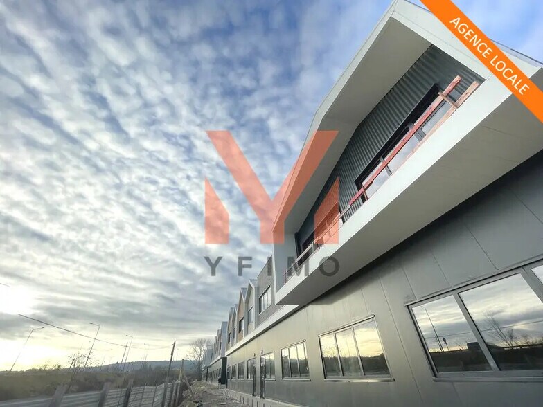 Flex in Flins-sur-Seine for sale - Building Photo - Image 1 of 5