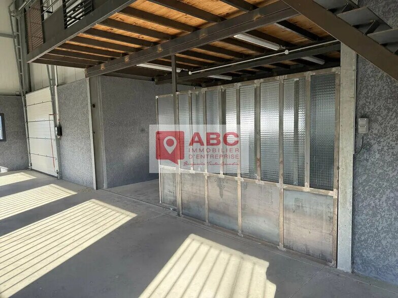 Flex in Saint-André for lease - Interior Photo - Image 3 of 7