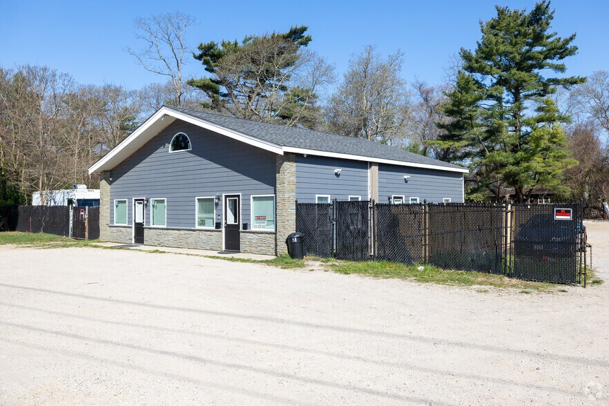 2801 Montauk Hwy, Brookhaven, NY for lease - Primary Photo - Image 1 of 7