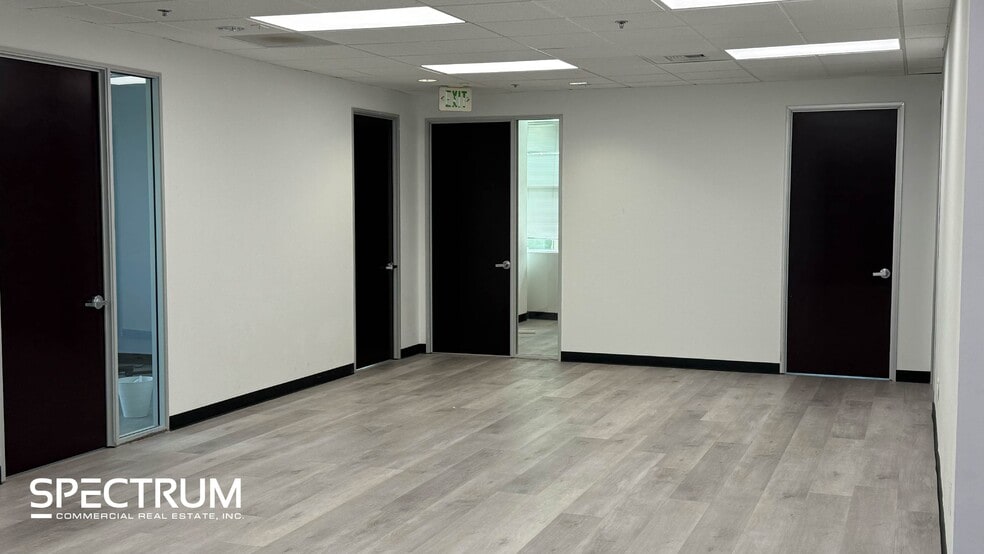 26415 Summit Cir, Santa Clarita, CA for lease - Interior Photo - Image 3 of 9