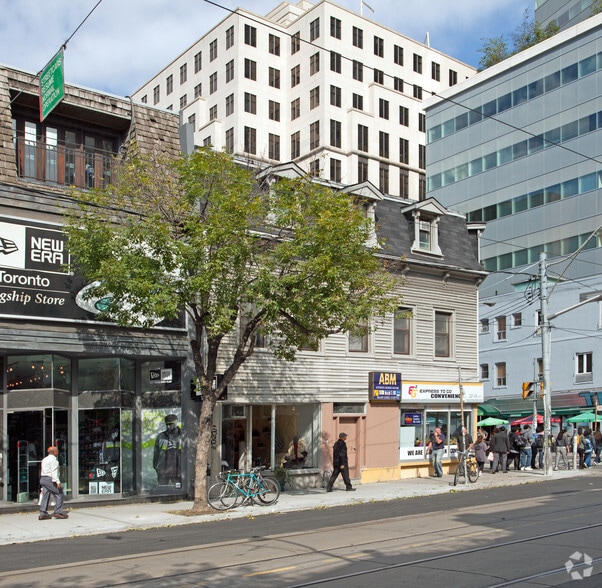 198-200 Queen St W, Toronto, ON for lease - Building Photo - Image 2 of 2