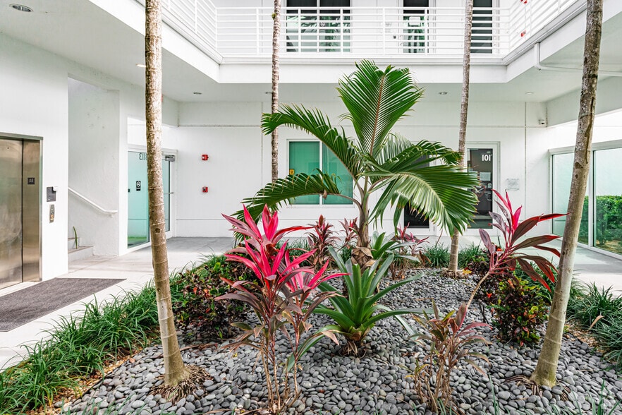 3113 Stirling Rd, Fort Lauderdale, FL for lease - Lobby - Image 2 of 7