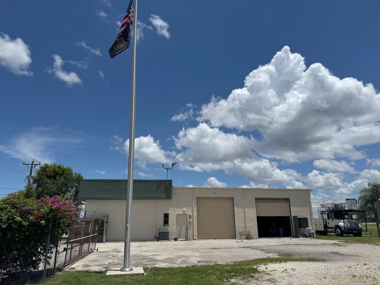 1029 SE 12th Ct, Cape Coral, FL for lease - Building Photo - Image 2 of 9
