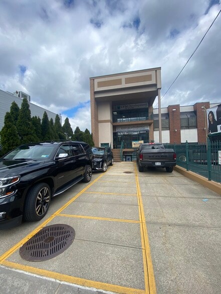 150-33 14th Ave, Whitestone, NY for lease - Building Photo - Image 2 of 3