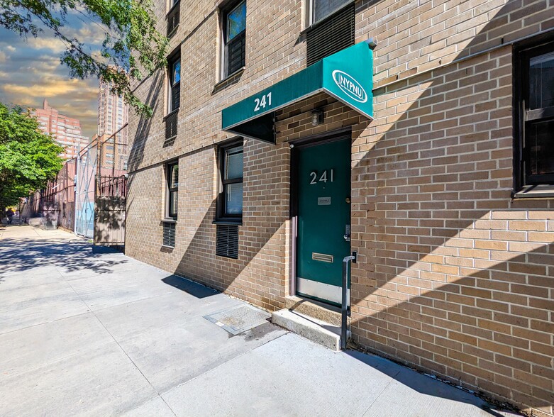 240 E 76th St, New York, NY for lease - Building Photo - Image 1 of 13