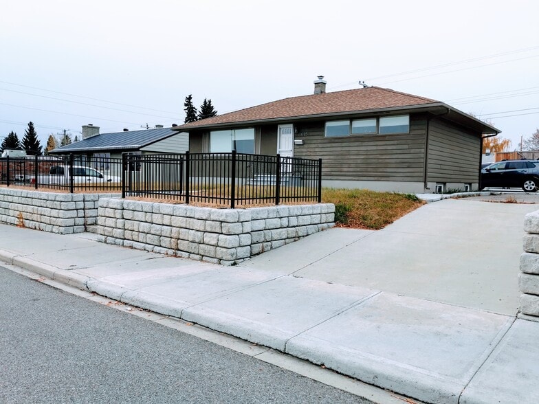 5015 Centre St NW, Calgary, AB for sale - Primary Photo - Image 1 of 1