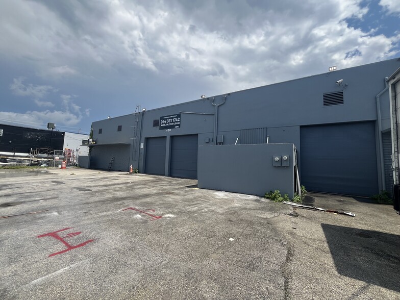 438 W 20th St, Hialeah, FL for lease - Building Photo - Image 1 of 17