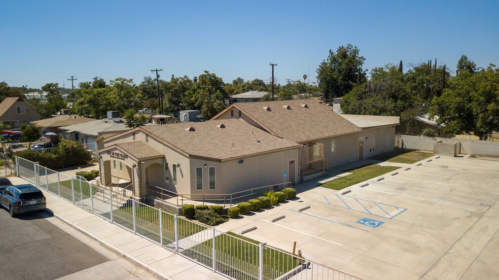 614 E 3rd St, Bakersfield, CA for sale - Building Photo - Image 2 of 9