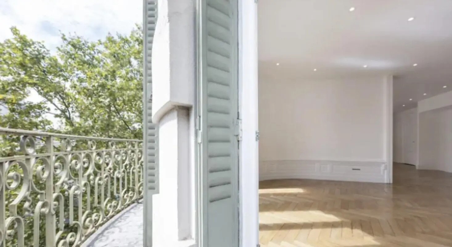 Office in Paris for lease Interior Photo- Image 1 of 11