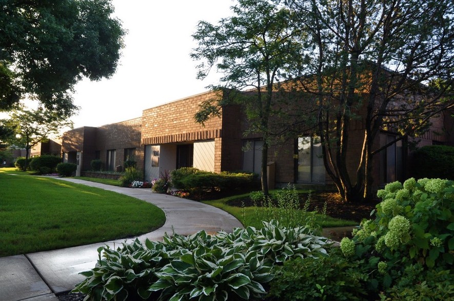 1535 Lake Cook Rd, Northbrook, IL for lease - Building Photo - Image 1 of 34