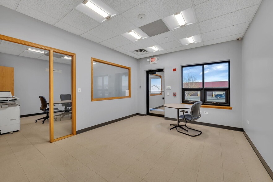 801 Brian Dr, Crest Hill, IL for lease - Interior Photo - Image 3 of 21