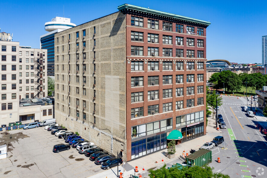 823 N 2nd St, Milwaukee, WI for lease - Building Photo - Image 1 of 2