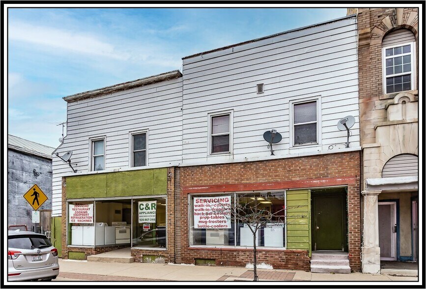 114 E Main St, Weyauwega, WI 54983