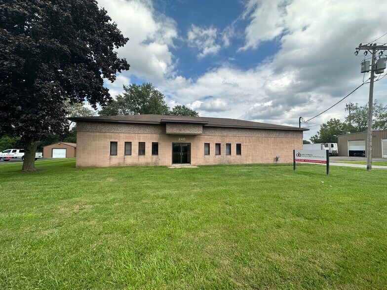 240 Commerce Blvd, Liverpool, NY for sale - Building Photo - Image 1 of 1