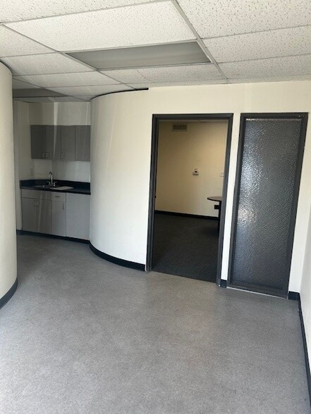 20875-20881 Plummer St, Chatsworth, CA for lease - Building Photo - Image 3 of 9