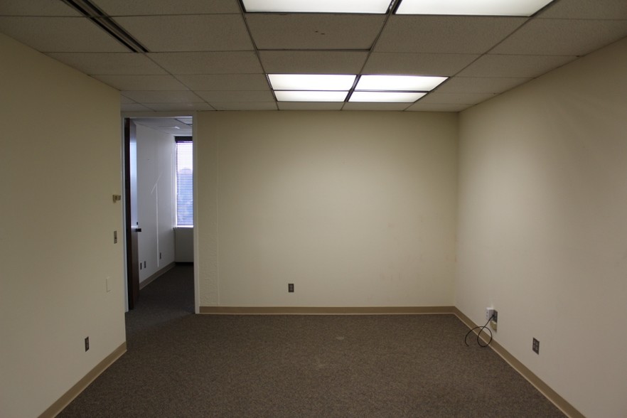 200 1st Ave NW, Hickory, NC for lease - Interior Photo - Image 3 of 15