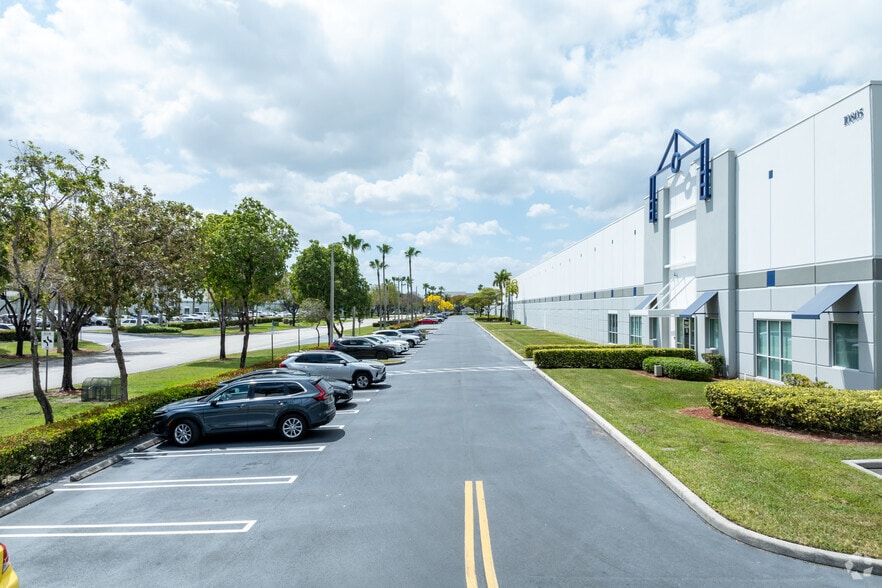 10805 NW 100th St, Medley, FL for lease - Building Photo - Image 2 of 6